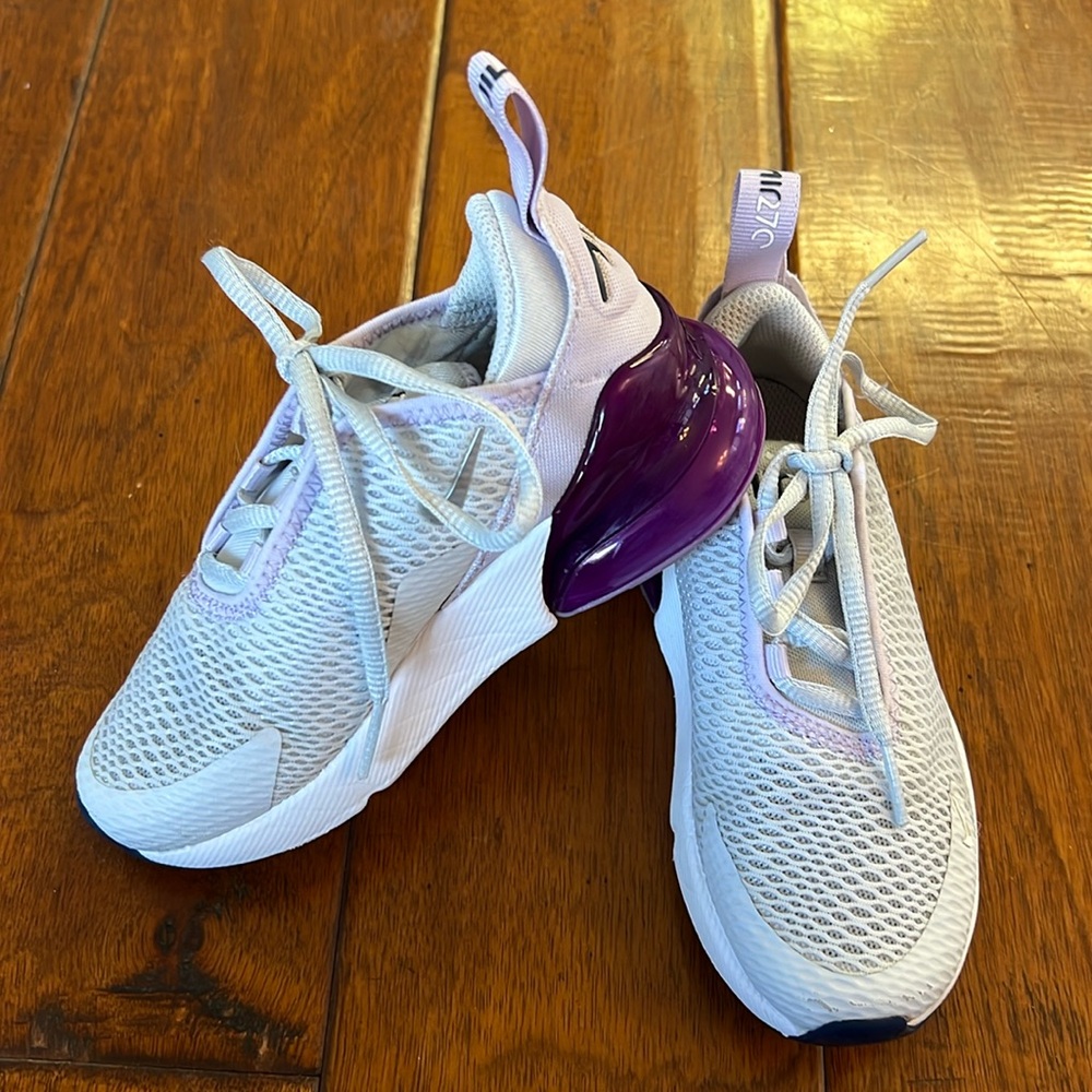 Like new Nike air max 270 girls tennis shoes in purple. Size 11.